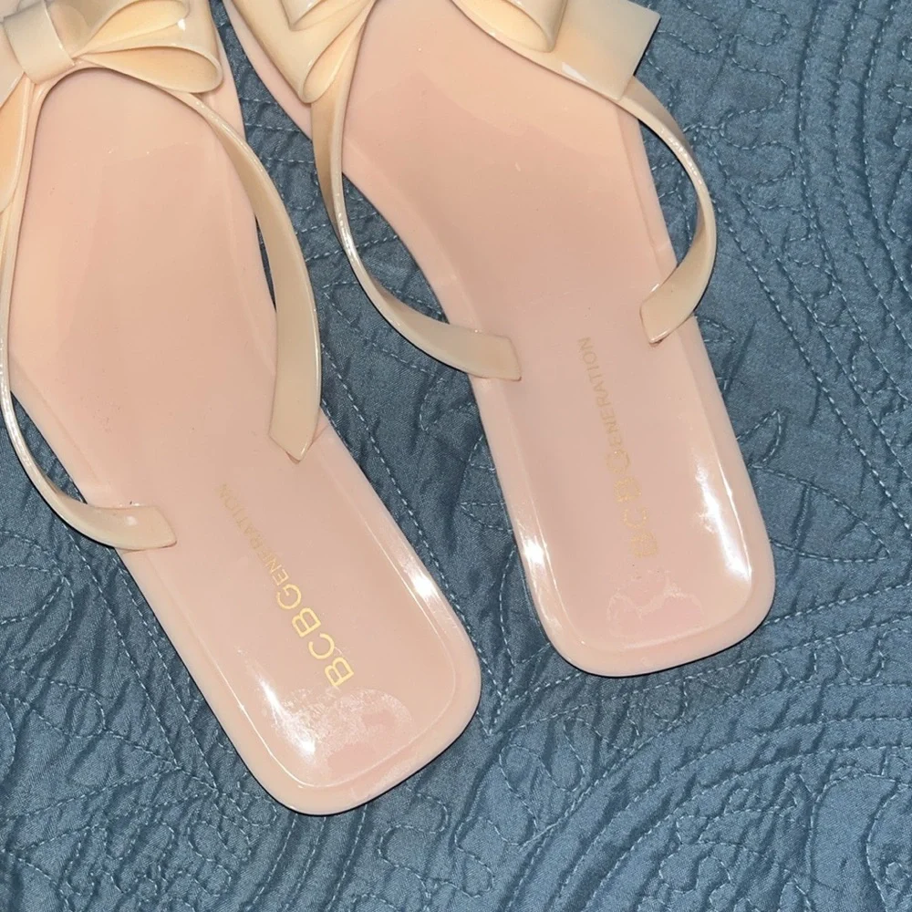 NWOT BCBGeneration Blush and Cream Bow‎ Sandals SIZE 8